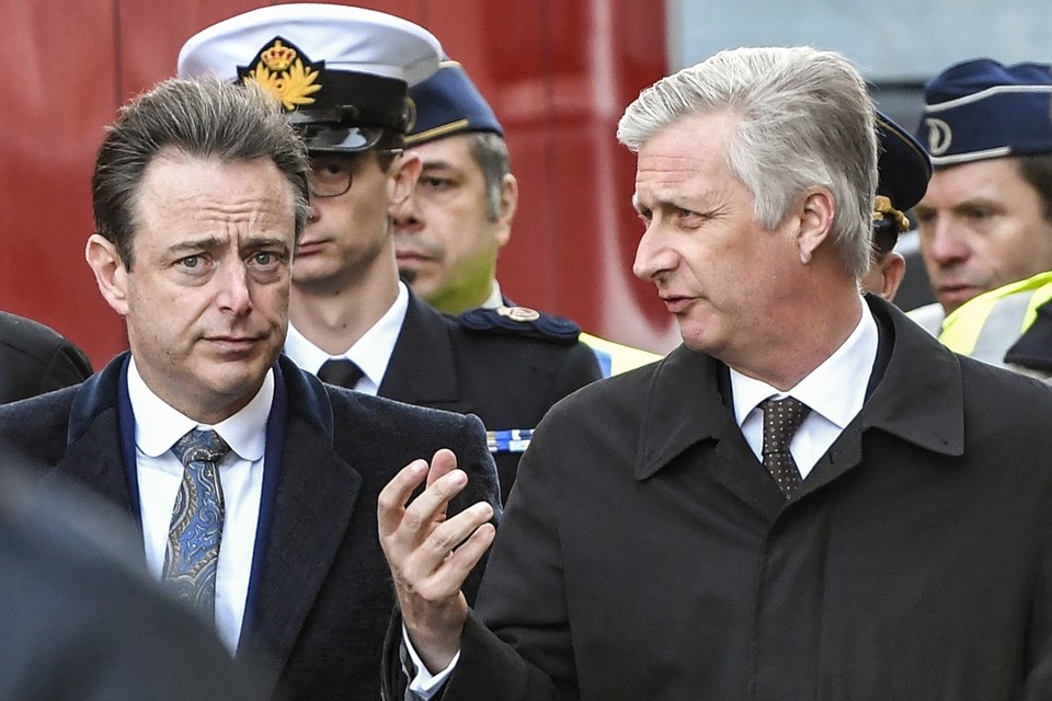 Burgemeester Bart De Wever bracht een bezoek aan de Paardenmarkt met koning Filip. 