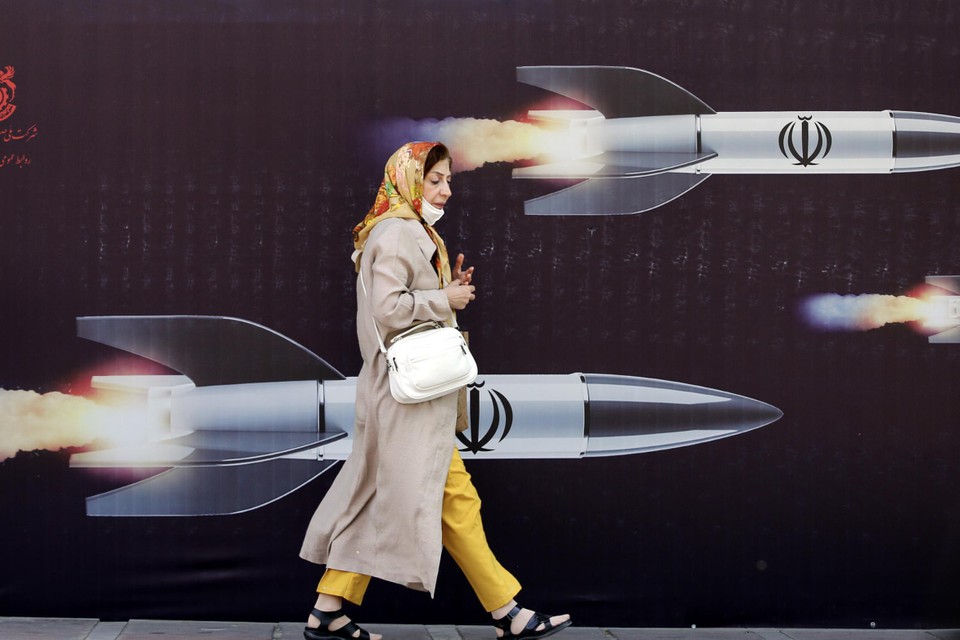 Teheran, 19 april: een vrouw stapt voorbij een poster met anti-Israëlische propaganda.