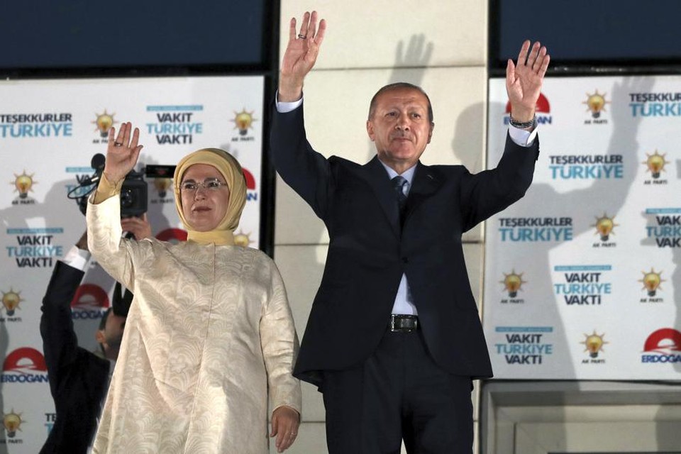 Erdogan en zijn echtgenote vieren Erdogans overwinning