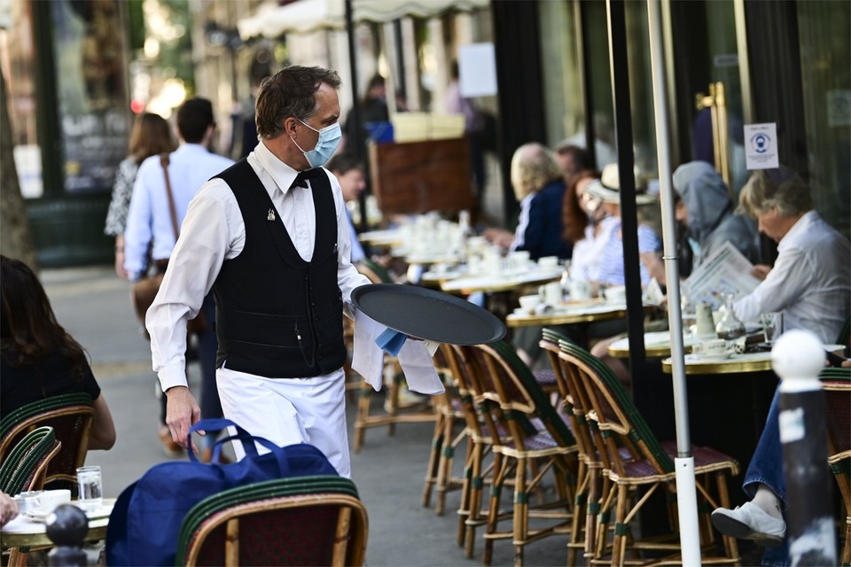In Parijs zijn de cafés al opnieuw opengegaan. 