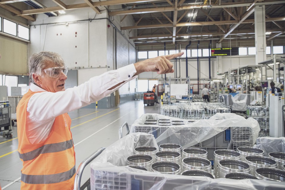 Bij de rondleiding in zijn fabriek in Straatsburg is Dumarey helemaal in zijn element.