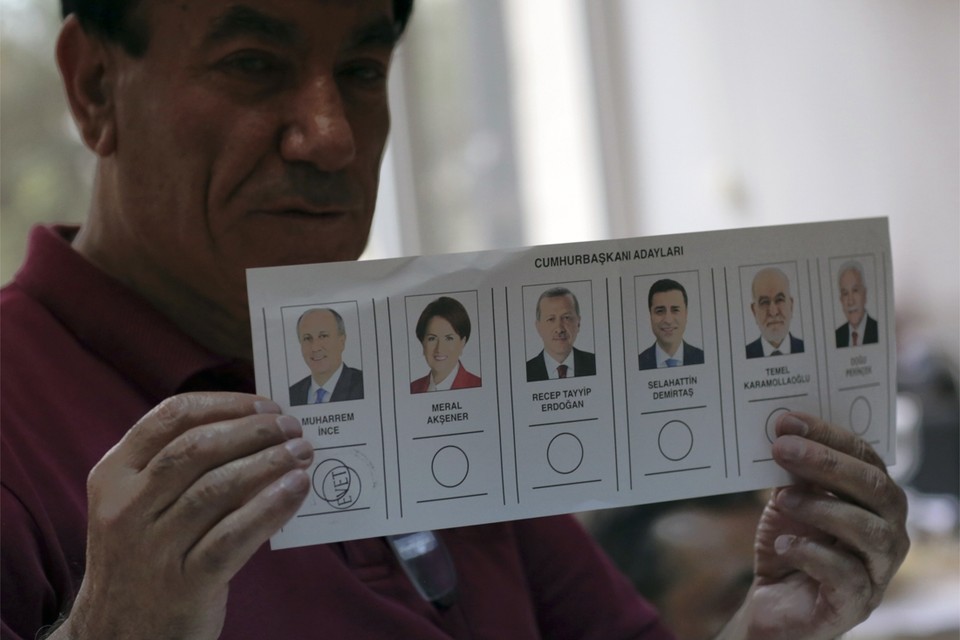 Een kiezer uit Ankara toont zijn stem voor CHP-kandidaat Muharrem Ince, Erdogans grootste uitdager. 