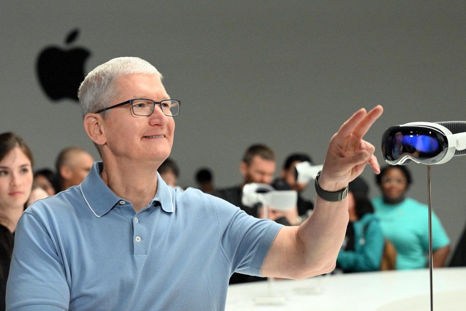 Tim Cook van Apple bij de Vision Pro. Voortijdige onthullingen “schaden het bedrijf”.
