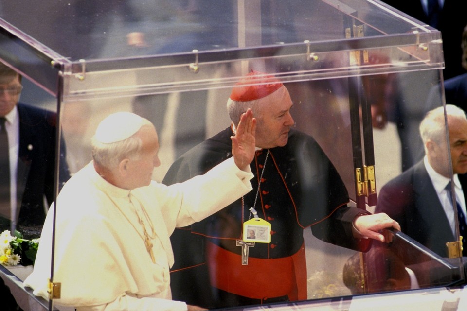 Kardinaal Danneels tijdens het bezoek van paus Johannes Paulus II aan België in 1995 