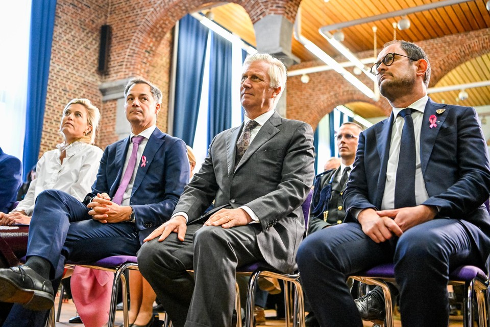 Minister Van Quickenborne naast de koning, premier De Croo en minister Verlinden. 