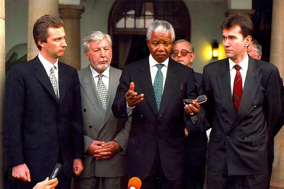 Een beeld uit 1995. Urbain is de tweede van links. Naast hem staan toenmalig prins Filip en de inmiddels overleden Zuid-Afrikaanse leider Nelson Mandela. U herkent ook toenmalig minister van Buitenlandse Zaken Frank Vandenbroucke.
