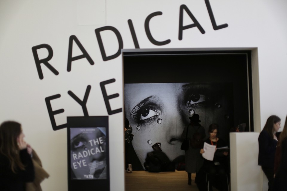 De ‘Glass Tears’ van Man Ray worden gebruikt als uithangbord van de expo 