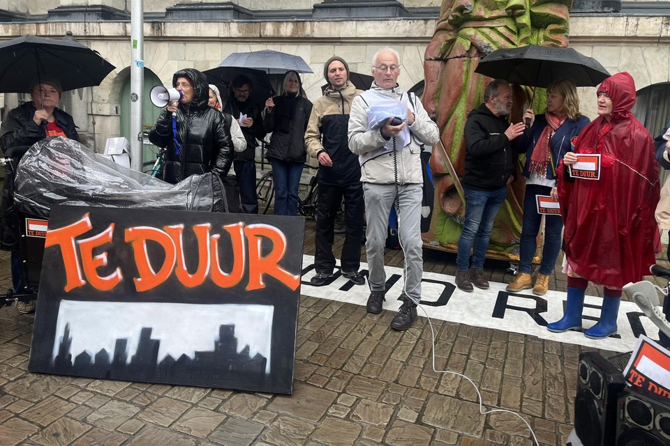 De actievoerders van Te Duur bij het Gentse stadhuis.