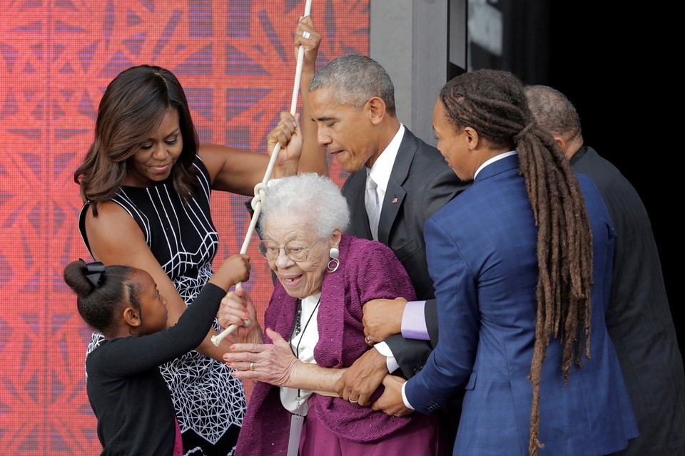 Obama helpt de vier generaties van de Bonner-familie aan de bel te trekken. 