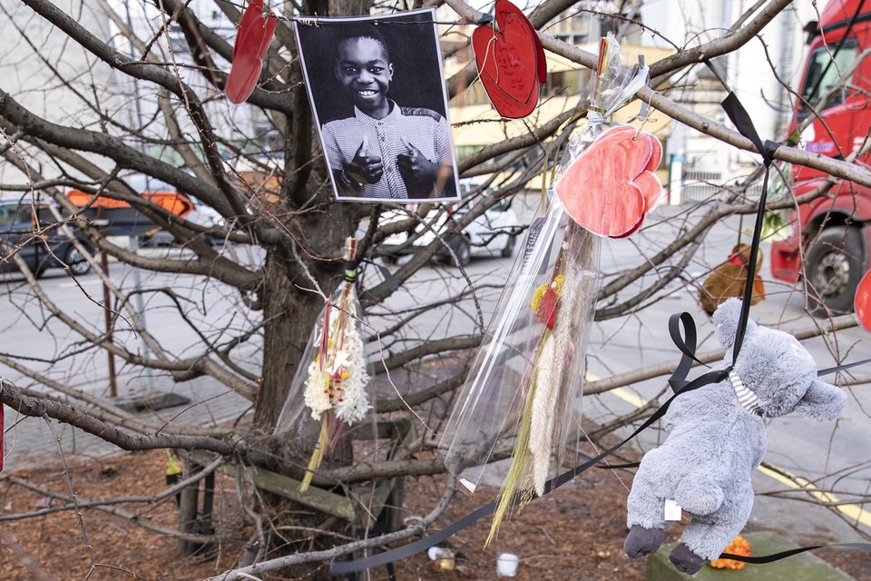 Op de plaats van het ongeval hangt een foto van Celio Ebe Matumbu en worden bloemen en knuffels opgehangen. 
