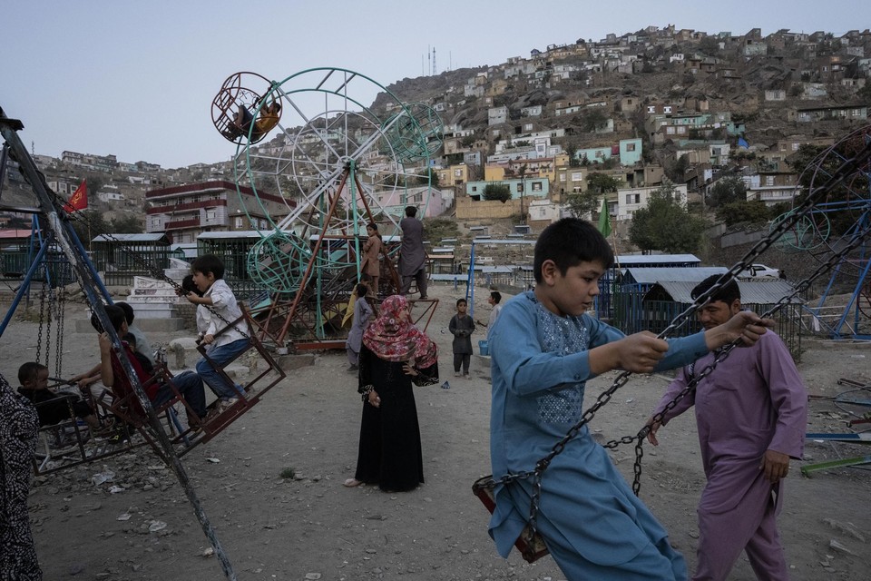 Kinderen spelen in een park in de Afghaanse hoofdstad Kaboel. 