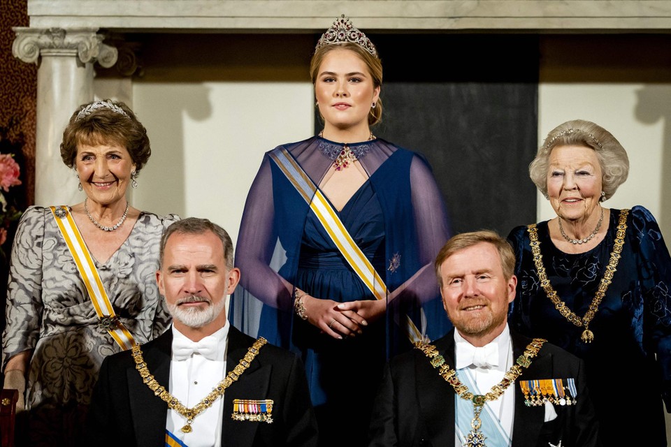 Prinses Margriet, kroonprinses Amalia, prinses Beatrix, de Spaanse koning Felipe en koning Willem-Alexander voor de aanvang van het staatsbanket in het koninklijke paleis in Amsterdam.