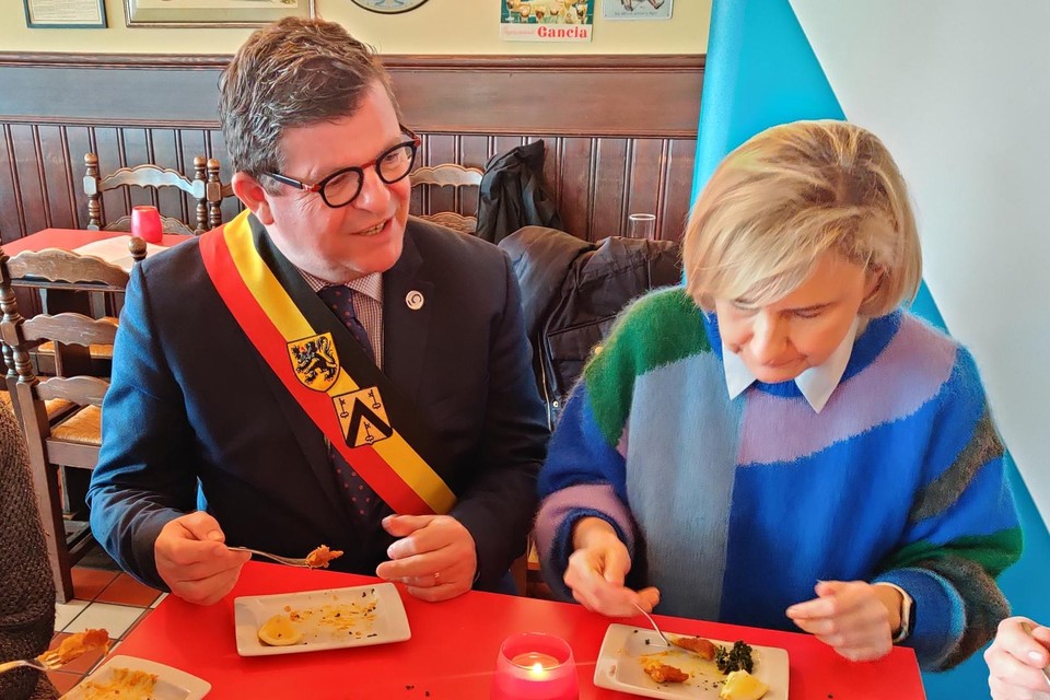 Oostends burgemeester proeft samen met Vlaams minister van Landbouw Hilde Crevits garnaalkroketten. 
