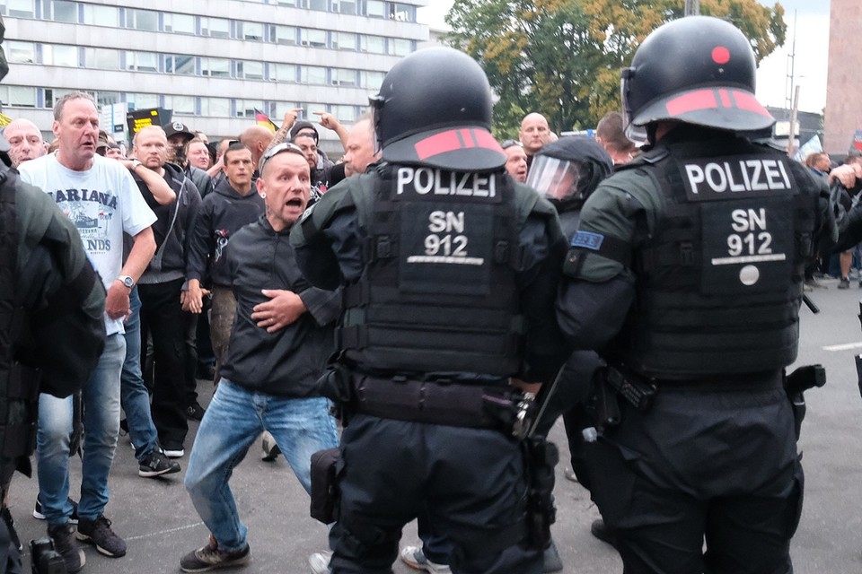 De Duitse politie oog in oog met extreemrechtse betogers in Chemnitz. 