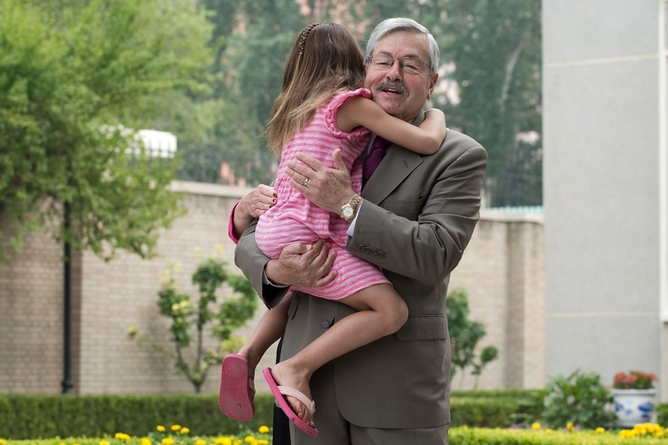 Amerikaanse ambassadeur Terry Branstad bij zijn aankomst in Peking 