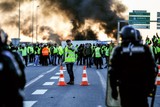 thumbnail: Op sommige plaatsen kwam kwam het tot confrontaties tussen de actievoerders en politie, zoals hier in Caen.