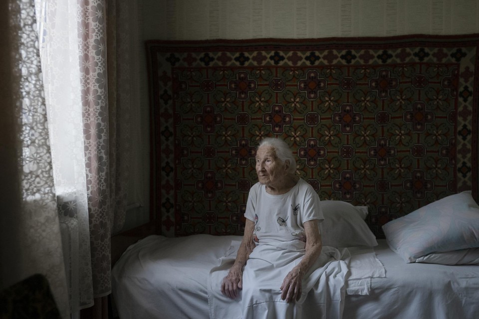 Halyna Semibratska, 101 jaar oud, overleefde de nazibezetting en de Russische invasie. Beide gebeurtenissen vertonen veel overeenkomsten voor de oudste Oekraïners.