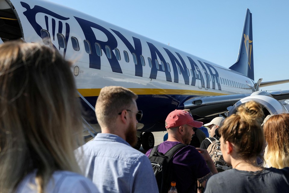 Ryanair verwachtte om van april dit jaar tot maart volgend jaar 205 miljoen passagiers te vervoeren, maar moet dat aantal bijstellen.