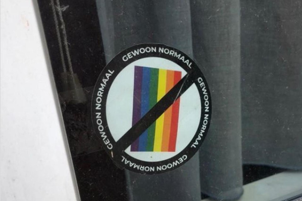 De stickers doen denken aan gelijkaardige haatboodschappen in Polen. 
