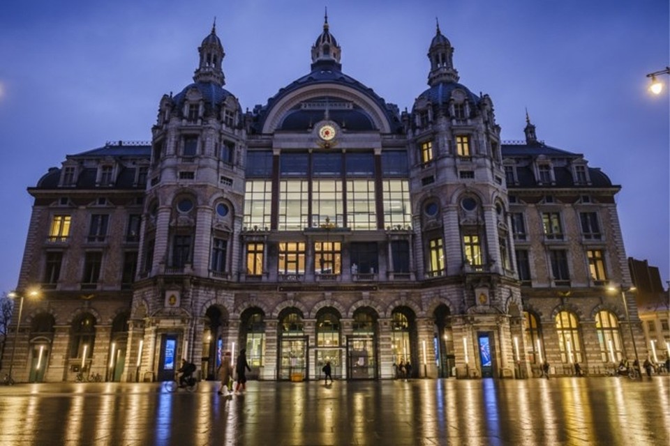Het centraal station van Antwerpen, eveneens gelegen op het Koningin Astridplein 
