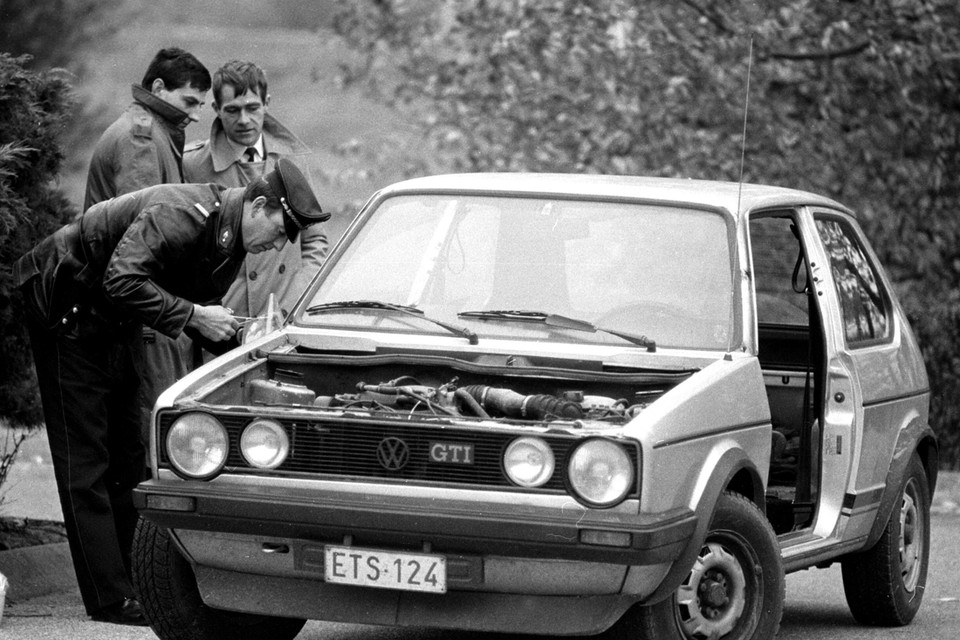 Aalst, 10 oktober 1985. Agenten onderzoeken een Golf GTI die de Bende achterliet. 