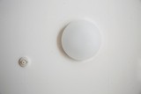 thumbnail: Een eenvoudige lamp siert het plafond. 