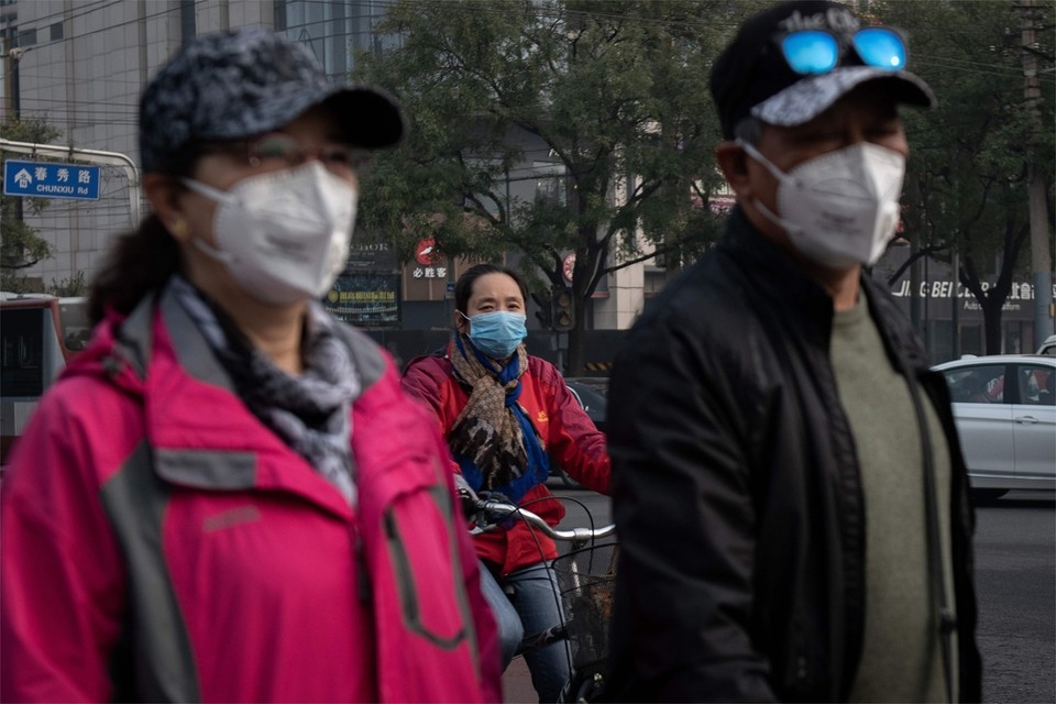 Inwoners van Peking dragen mondmaskers op dagen met veel smog 