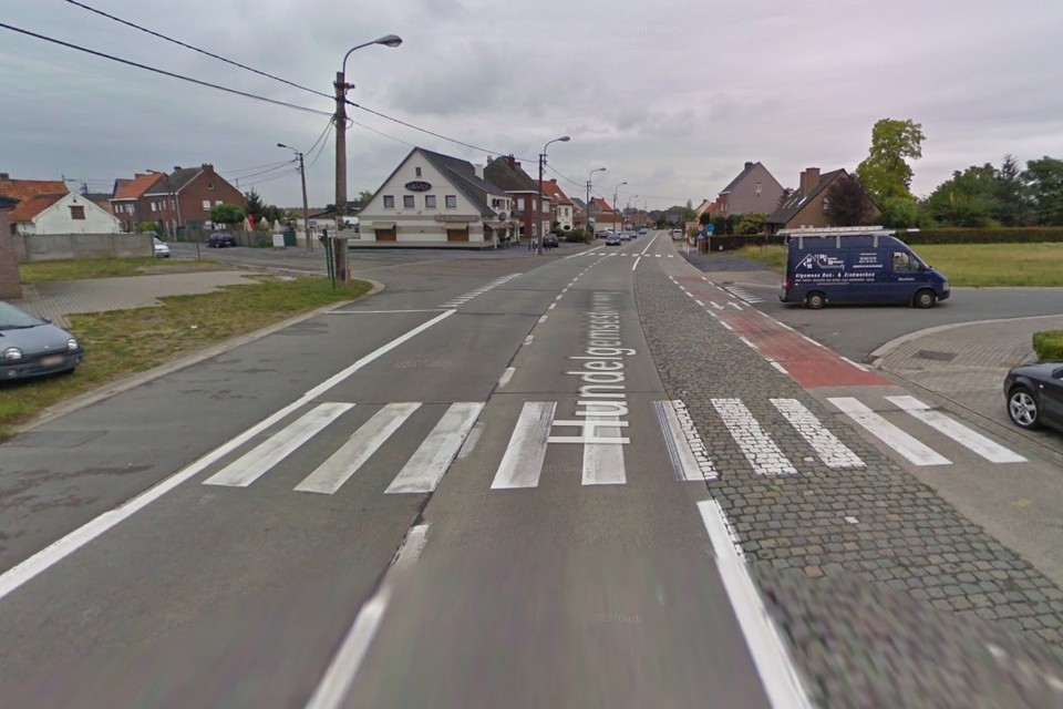 Op dit kruispunt van de Hundelgemsesteenweg en de Veldstraat in Merelbeke gebeurde het ongeval 