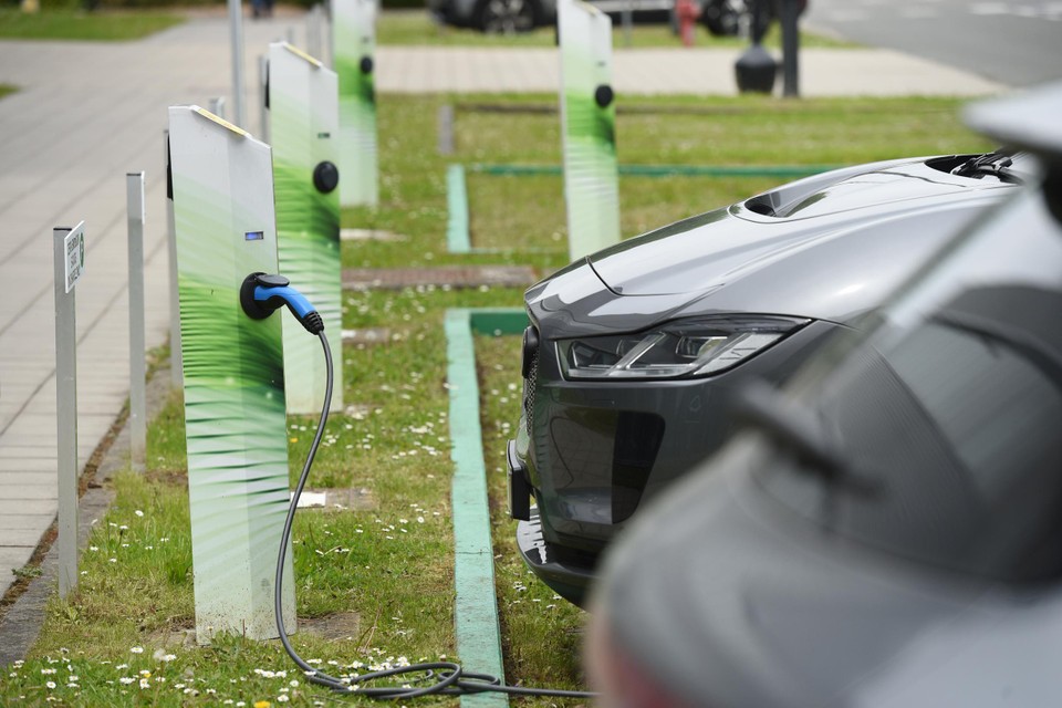 Volgens Groen is door de elektrificatie van het wagenpark “de fiscale subsidie minder problematisch gemaakt voor het milieu”.