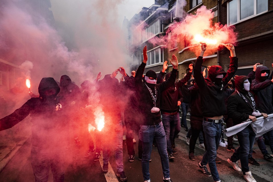 De ultra’s van voetbalclub Charleroi hebben lak aan ‘voetbal met dure kaartjes en strenge regels’.