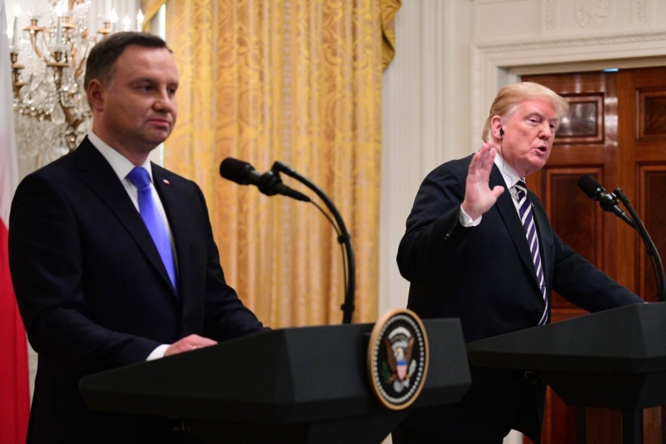 Op de persconferentie riep de Poolse president Andrzej Duda Trump op om ‘meer Amerikaanse soldaten in Polen te stationeren’. 