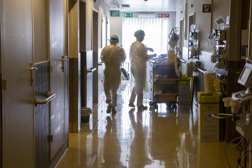 De drempel van 500 patiënten op intensieve zorg halen voor de versoepelingen van 9 juni wordt nog nipt. (foto: De afdeling intensieve zorg van het UZ Gent.) 