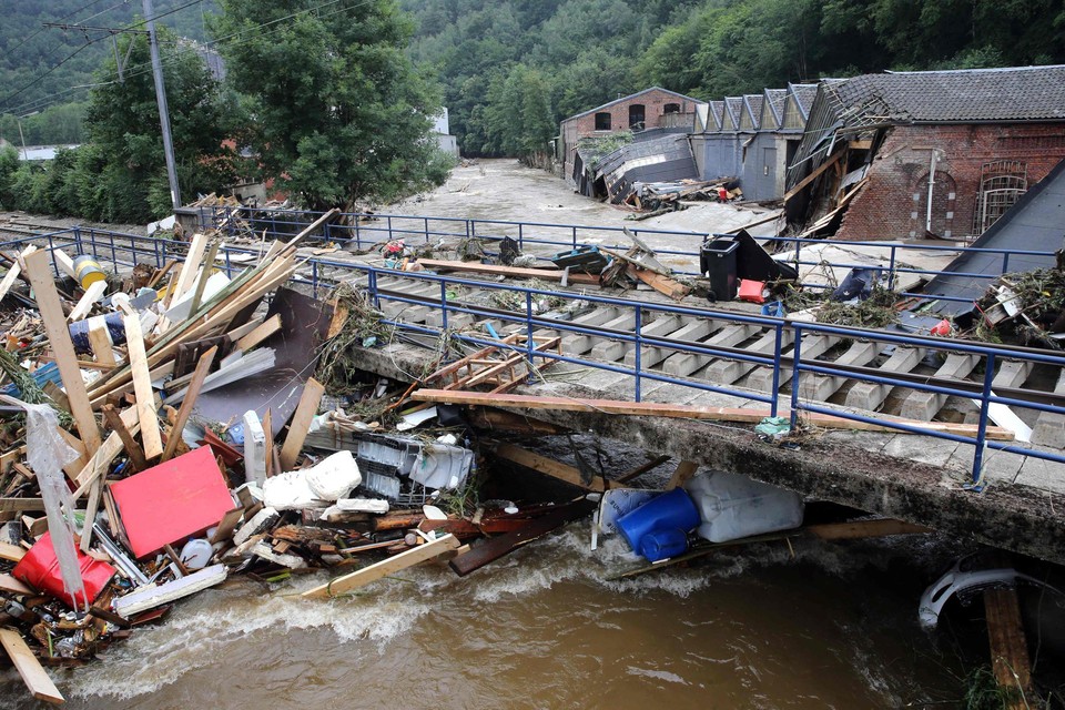 Auto’s en straatmeubilair werden meegesleurd door het stromende water. Huizen stortten in. Pepinster is verwoest. 