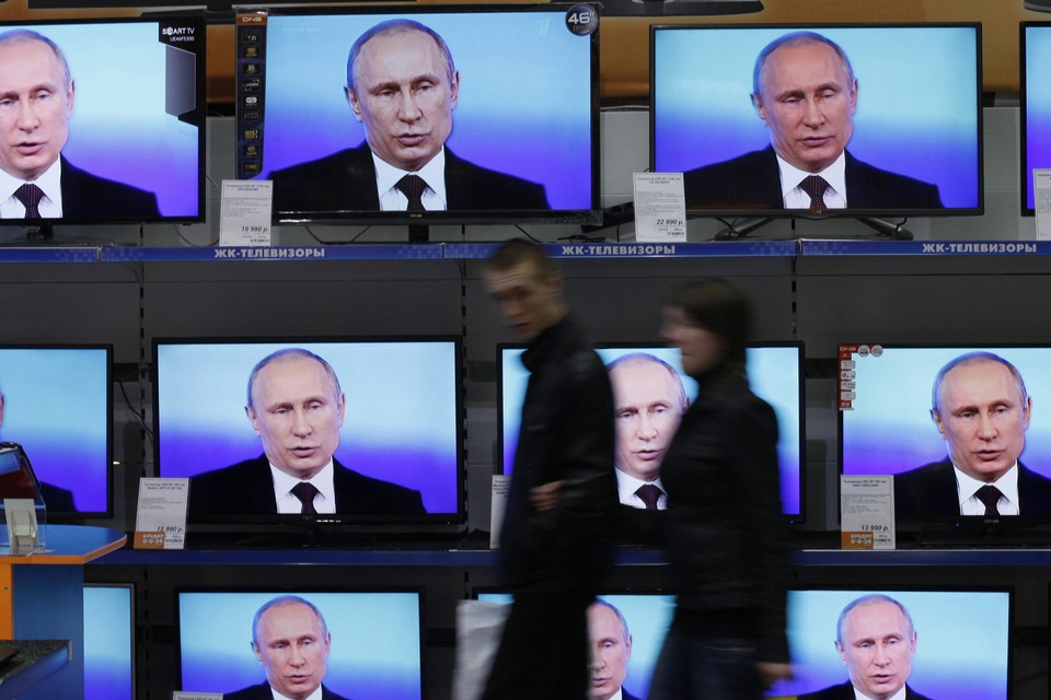 DONDERDAG. De Russische president Vladimir Poetin noemt de militaire actie in Oost-Oekraïne een ‘zware misdaad’. Hij hoopt op een diplomatieke oplossing. Maar een Russische interventie is mogelijk, zo zei hij tijdens zijn jaarlijkse ‘vraag-en-antwoord’-marathon op televisie.