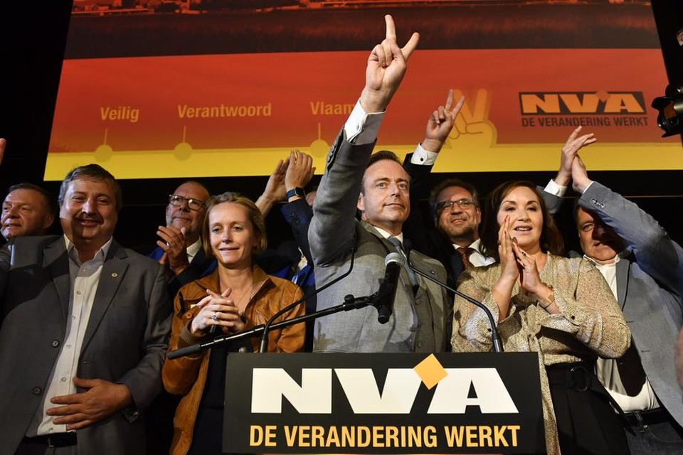 'Er zijn veel coalities mogelijk in deze stad, maar geen enkele zonder N-VA', juicht Bart De Wever in Antwerpen. 