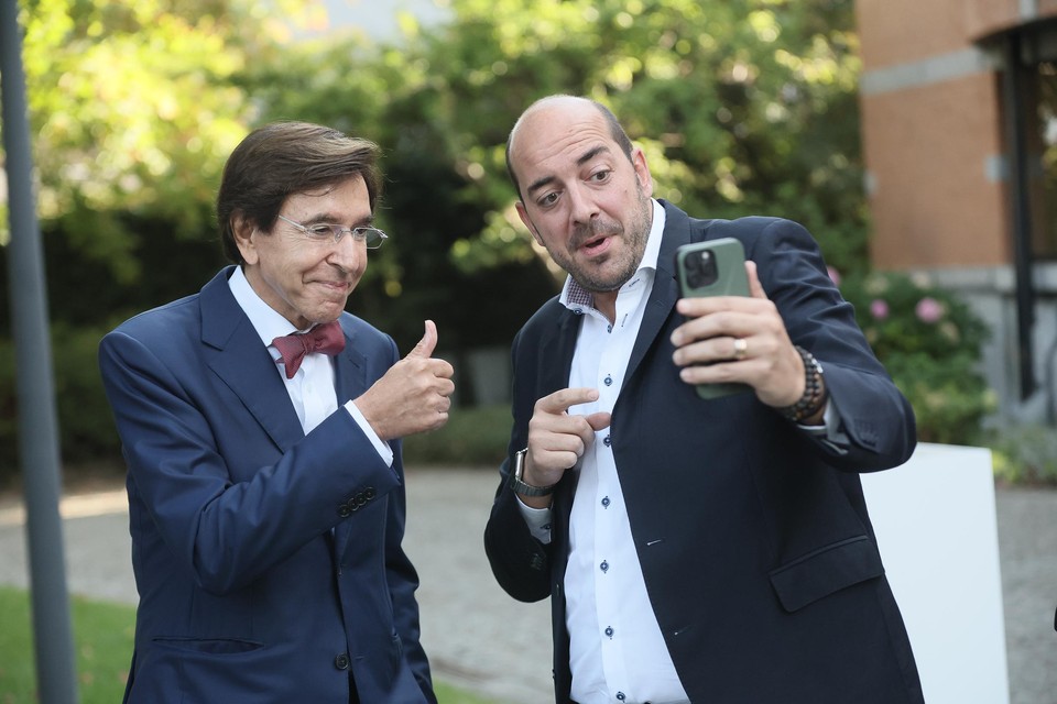 Elio Di Rupo steekt zijn duim omhoog wanneer federaal staatssecretaris Mathieu Michel een foto wil.
