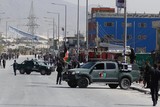 thumbnail: Veiligheidsdiensten zetten een stembureau in Kabul af na een explosie