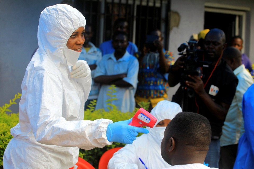 Een Congolese gezondheidswerker aan de slag in de strijd tegen het ebola-virus 