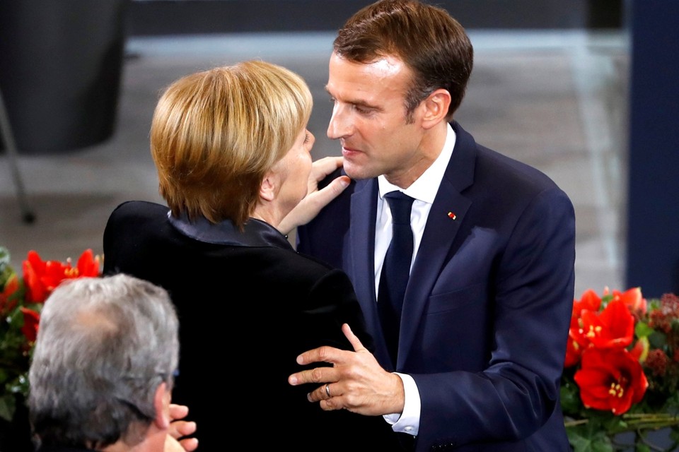 De Franse president Macron met gastvrouw en Bondskanselier Angela Merkel. 
