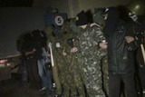 thumbnail: Pro-Russische activisten staan nabij de militaire basis in Mariupol.