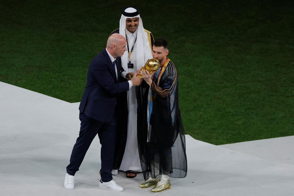 Fifa-voorzitter Infantino overhandigt de Wereldbeker aan Lionel Messi. 