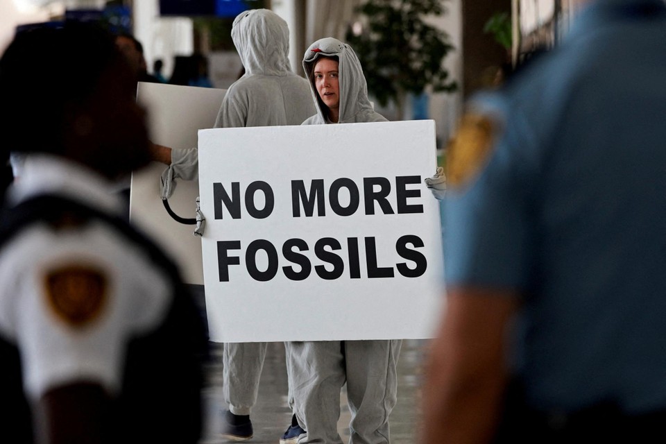 Klimaatactivisten protesteren in Dubai.