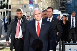 thumbnail: De Amerikaanse vicepresident Mike Pence (m.) op de veiligheidsconferentie in de Duitse stad München 