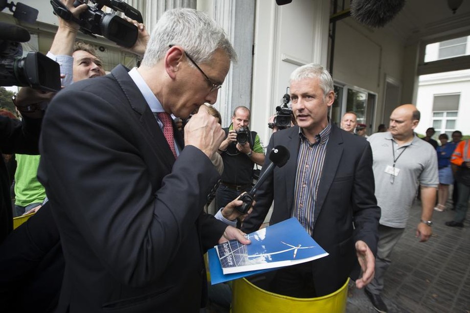 Michel Genet, topman van Greenpeace België, met minister Kris Peeters bij een protestactie tegen het langer openhouden van Doel 1 en 2 vorig jaar.