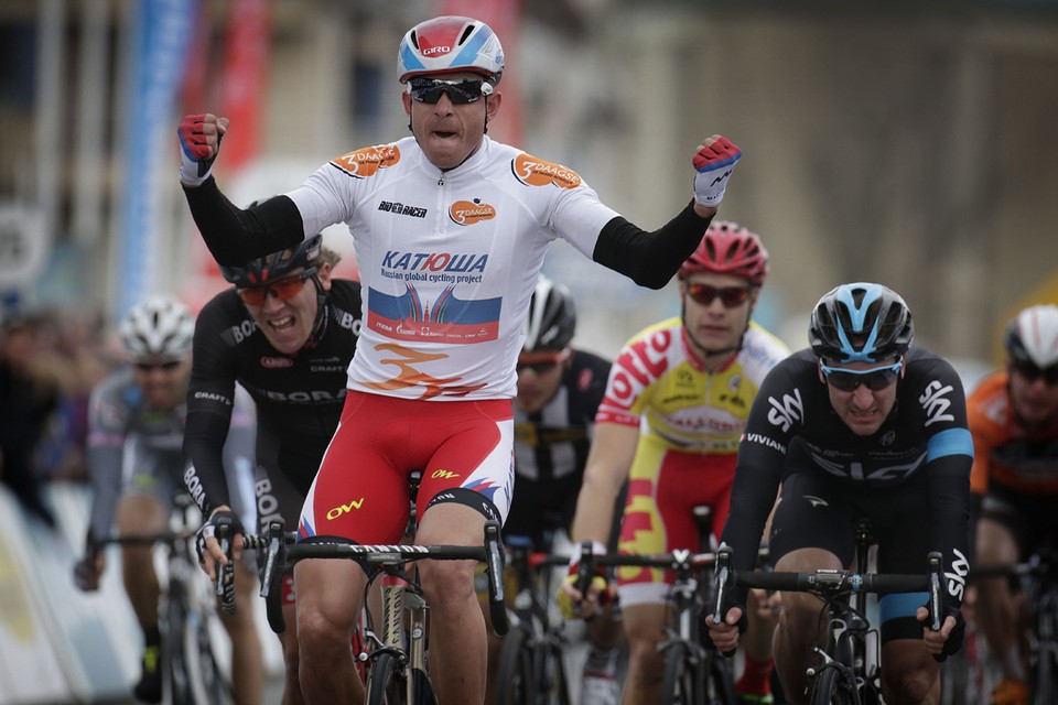 WOENSDAG. Alexander Kristoff (Katusha) wint ook de tweede etappe van de Driedaagse De Panne. Hij verslaat onder andere Belgisch kampioen Jens Debusschere in de spurt.