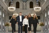 thumbnail: <P>Koning Willem-Alexander, Koningin Máxima en hun dochters (v.l.n.r.) prinses Ariane, prinses Alexia en de prinses Amalia in het Koninklijk Paleis Amsterdam.</P>