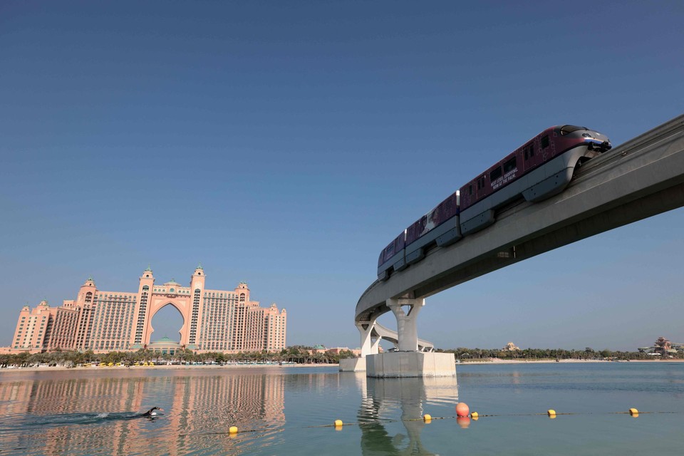 Een zelfrijdende metro op een monorail in Palm Jumeirah, in Dubai. 