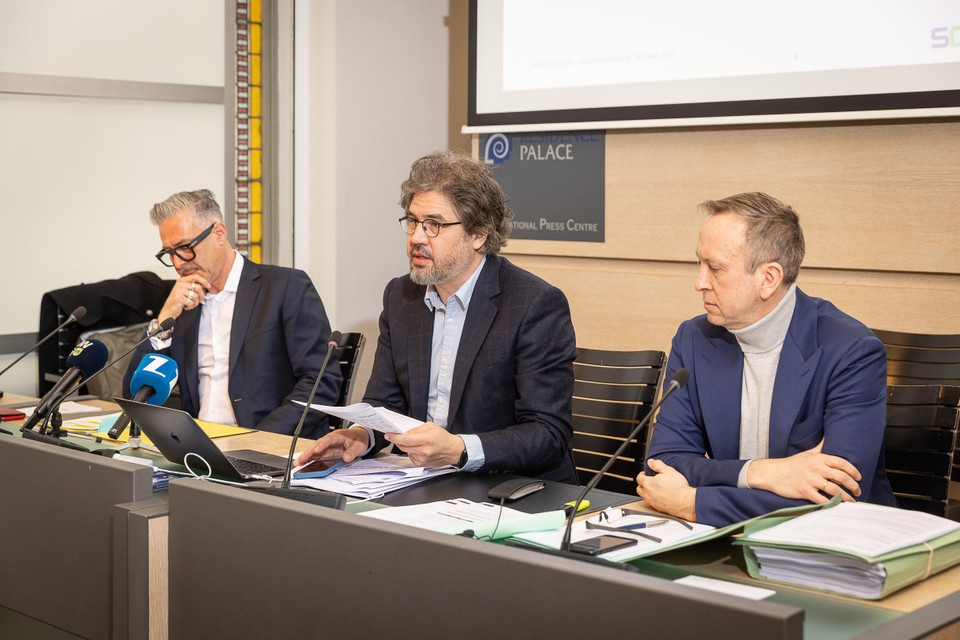 Advocaten Geert Lenssens, Laurent Arnauts en Dirk Abbeloos tijdens een persconferentie. 