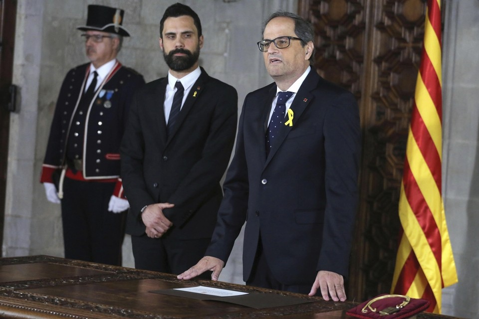 Quim Torra (rechts) tijdens zijn eedaflegging voor het Catalaans parlement 