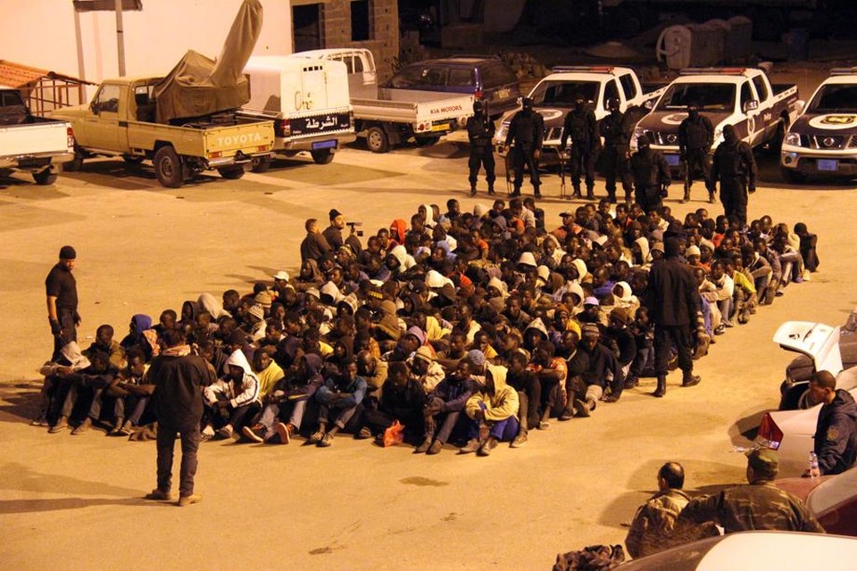 Migranten worden onderschept door Libische veiligheidstroepen.